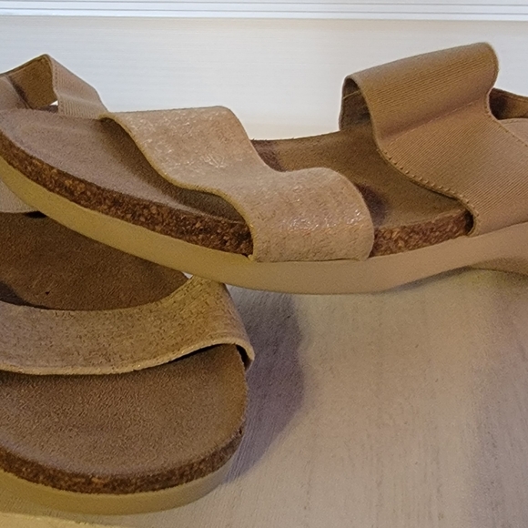 Women's Munro Sandals, Tan with Gold flakes, proper size M perfect fit shoes - Picture 3 of 13